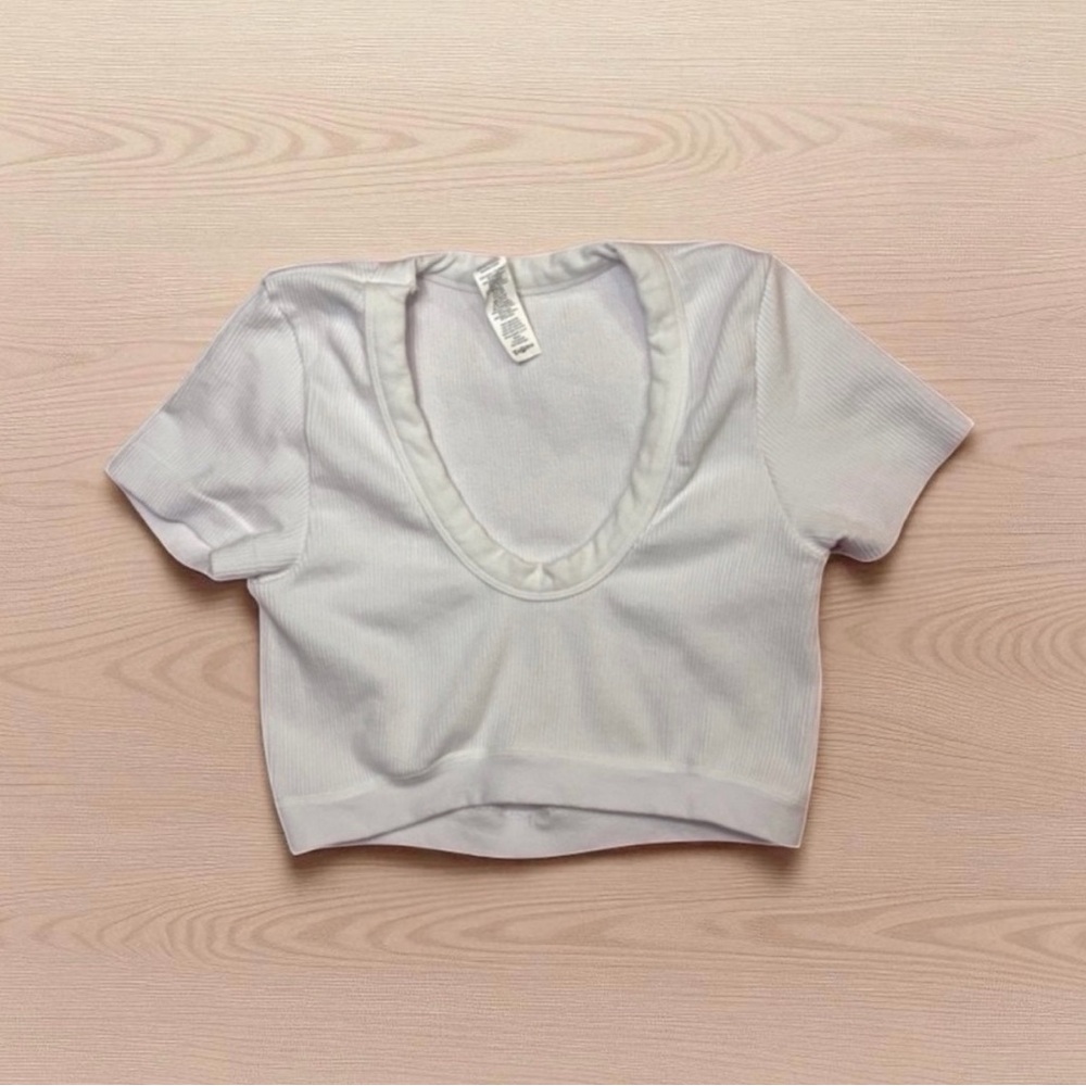 ALO Yoga White Ribbed Short Sleeve Crop Top